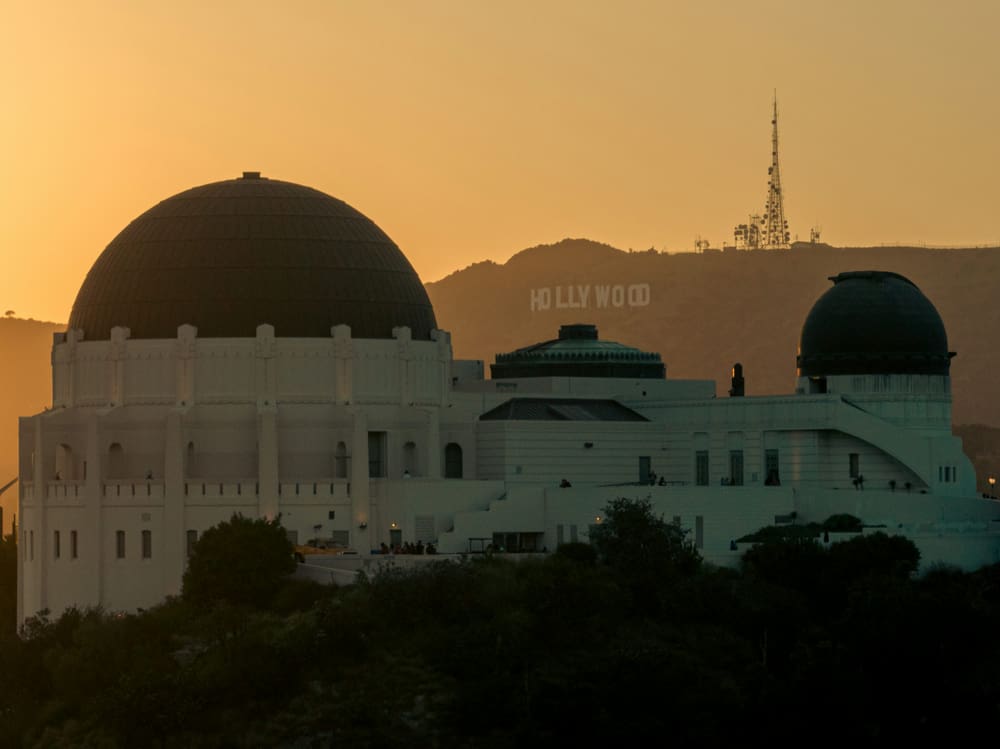 Griffith Observatory über Los Angeles bei Sonnenuntergang