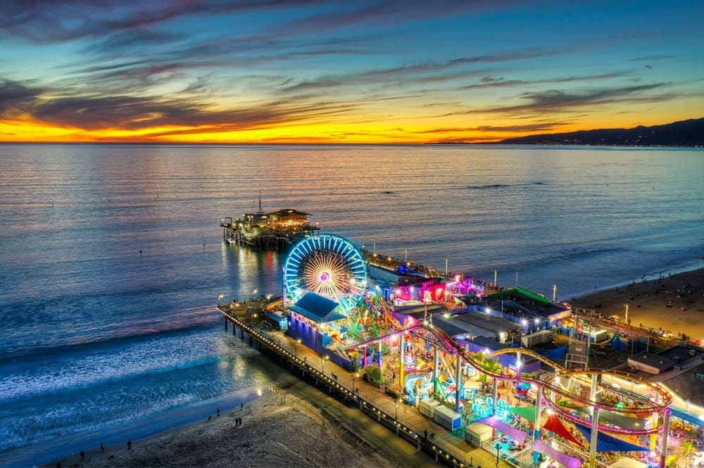 Santa Monica Pier mit Riesenrad am Pazifik bei Sonnenuntergang